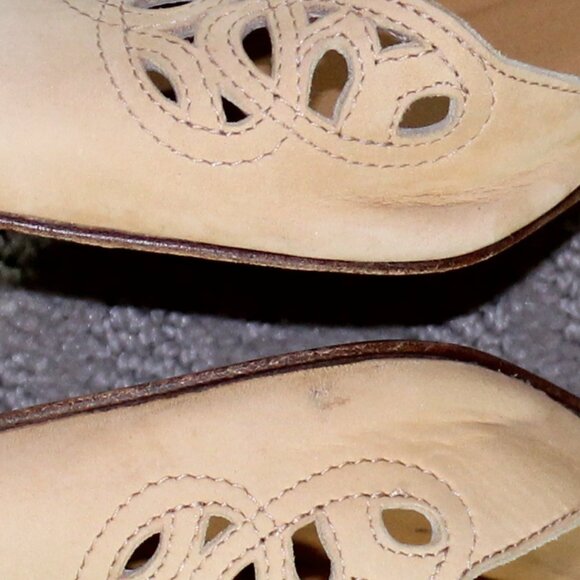 Vintage Women's Sz 6.5 Isaac Mizrahi Beige Kitten Heel Shoes - Picture 8 of 8